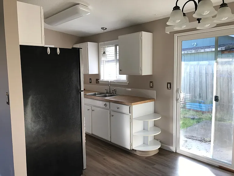 9455 SW Commercial St #9455 — Photo 5