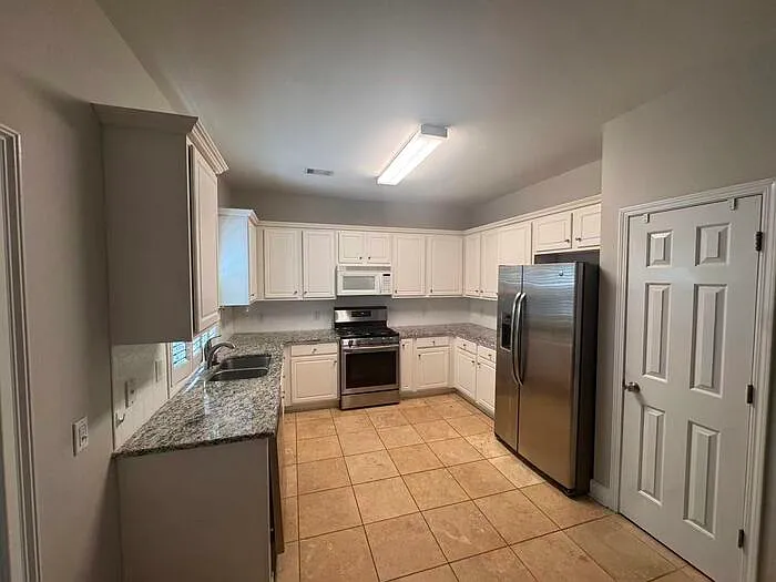 4 bed, 2.5 bath, 2000 sqft, $3,100 — Photo 2