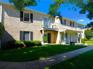 2697 Rolling Green Dr, Macungie, PA 18062