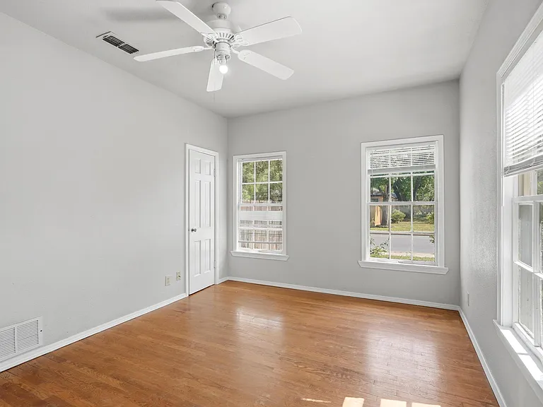 1041 Albany St — Photo 24