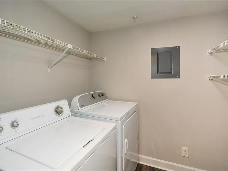 607 Lismore SE — Photo 18