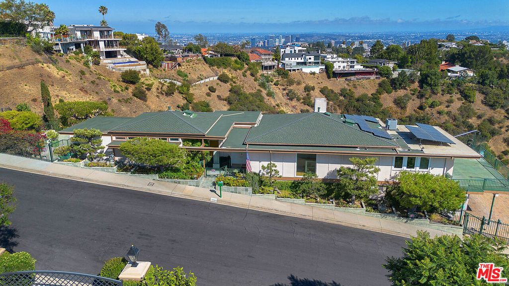 10924 Savona Rd, Los Angeles, CA - View 2