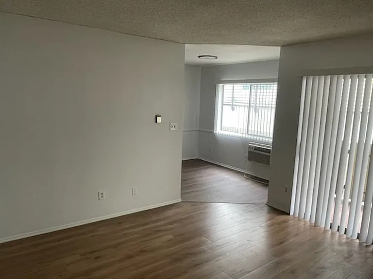 1970 N Beachwood Dr — Photo 12
