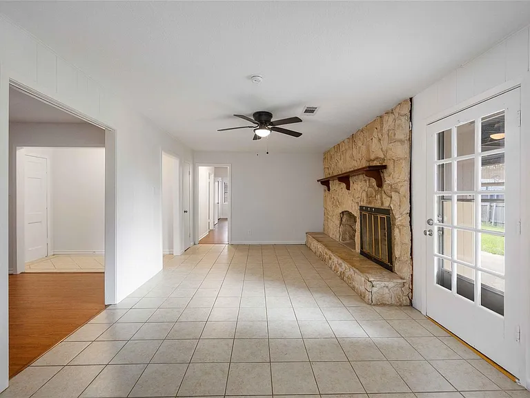 814 Alyse St — Photo 4