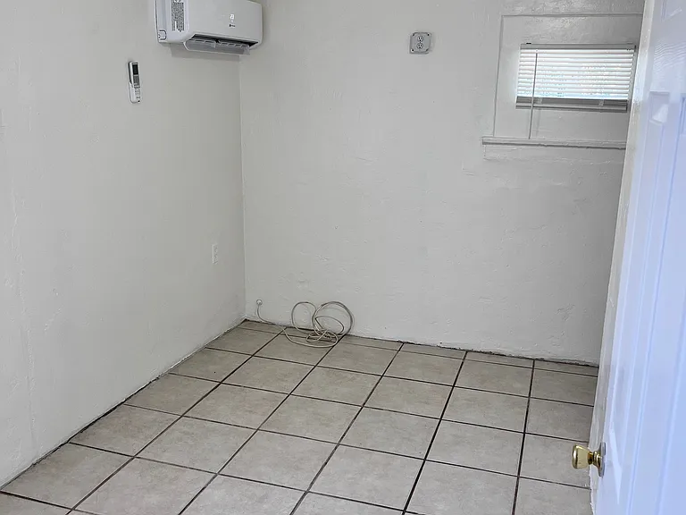 423 E 32nd St #F — Photo 15