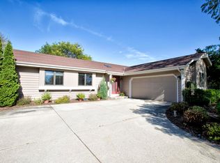 16260 W Mayflower Dr, New Berlin, WI 53151