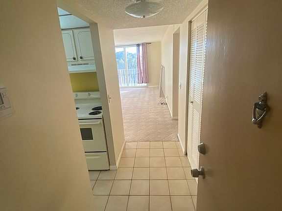 4th image of 480 Executive Center Dr APT 4K