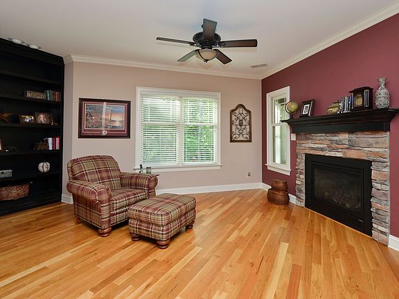 5th image of 3226 Greenbriar Dr
