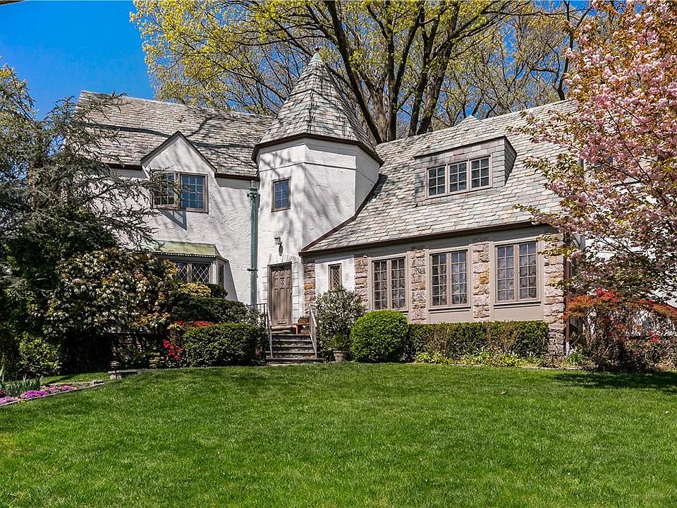 1st image of 8 Huguenot Drive