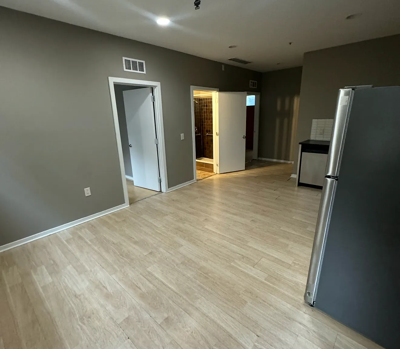 4 bed, 1000 sqft, $1,800 — Photo 4