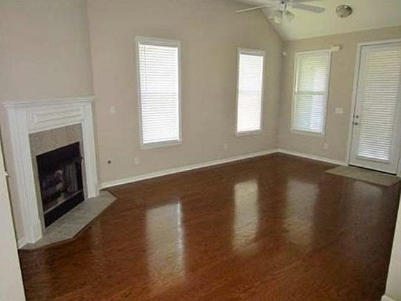 Tall Ceilings and lots of windows!