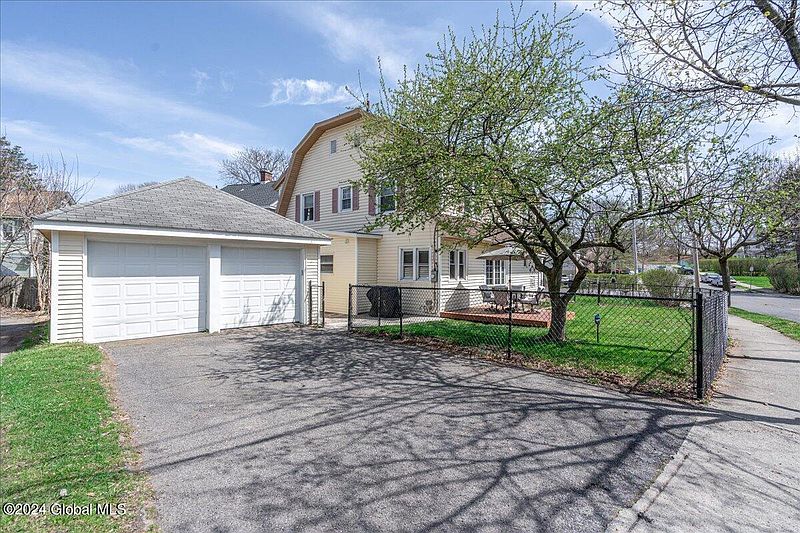 5th image of 32 Ryckman Avenue