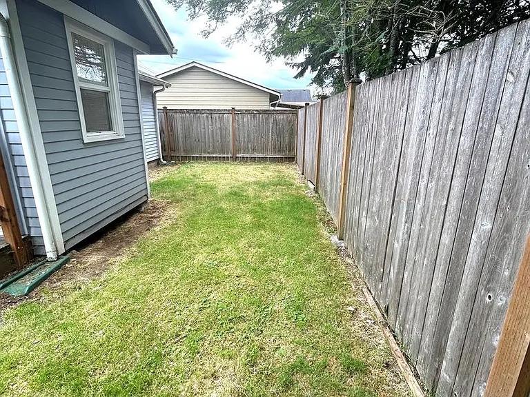 939 Alder Ave — Photo 14