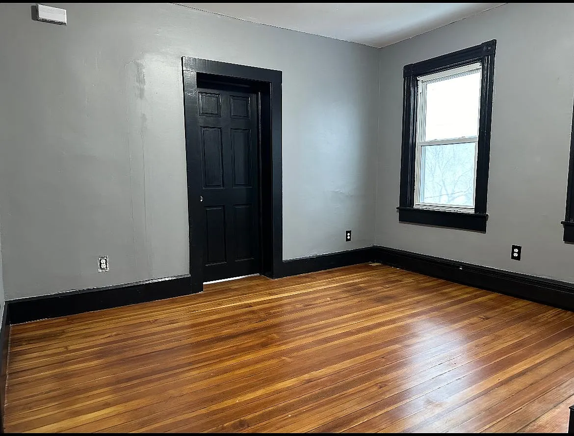 3 bed, 1000 sqft, $1,900 — Photo 3