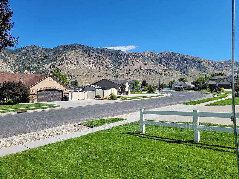 4 bed, 2.5 bath, 1904 sqft, $2,150 — Photo 3