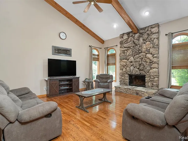 47105 Liberty Bell Rd E — Photo 14