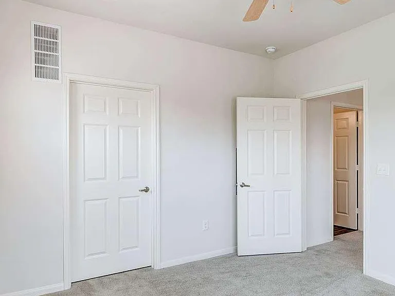 Live Oak Apartments — Photo 11