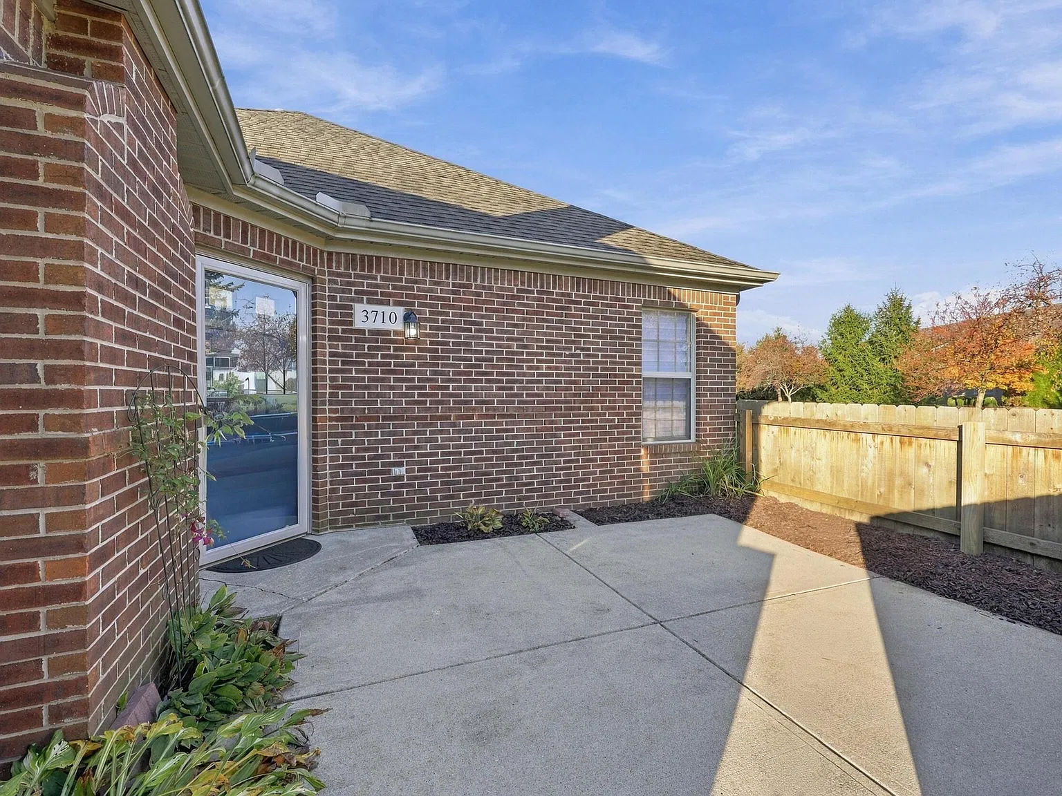 2 bed, 2.0 bath, 1041 sqft, $1,895 — Photo 3