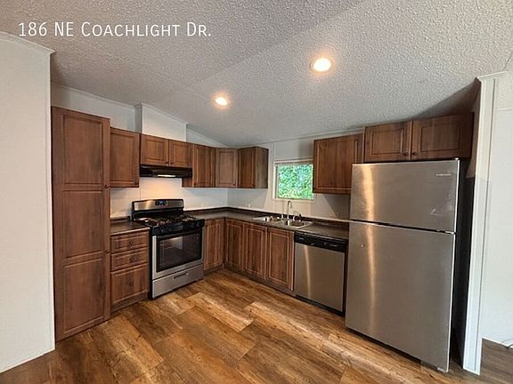 3rd image of 186 NE Coachlight Dr