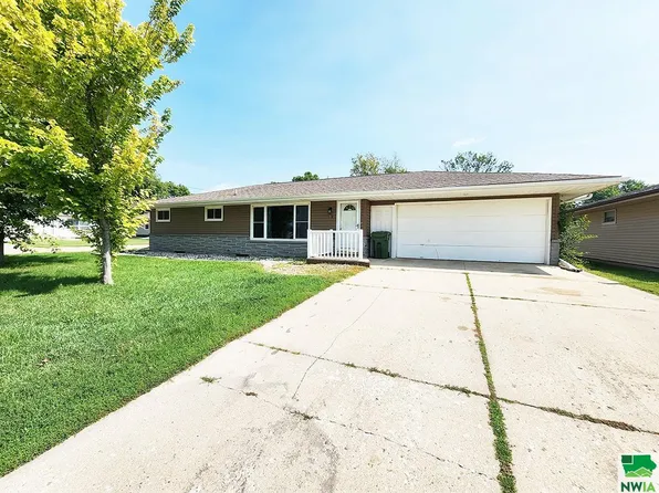 134 N 5th Ave, Sheldon, IA 51201