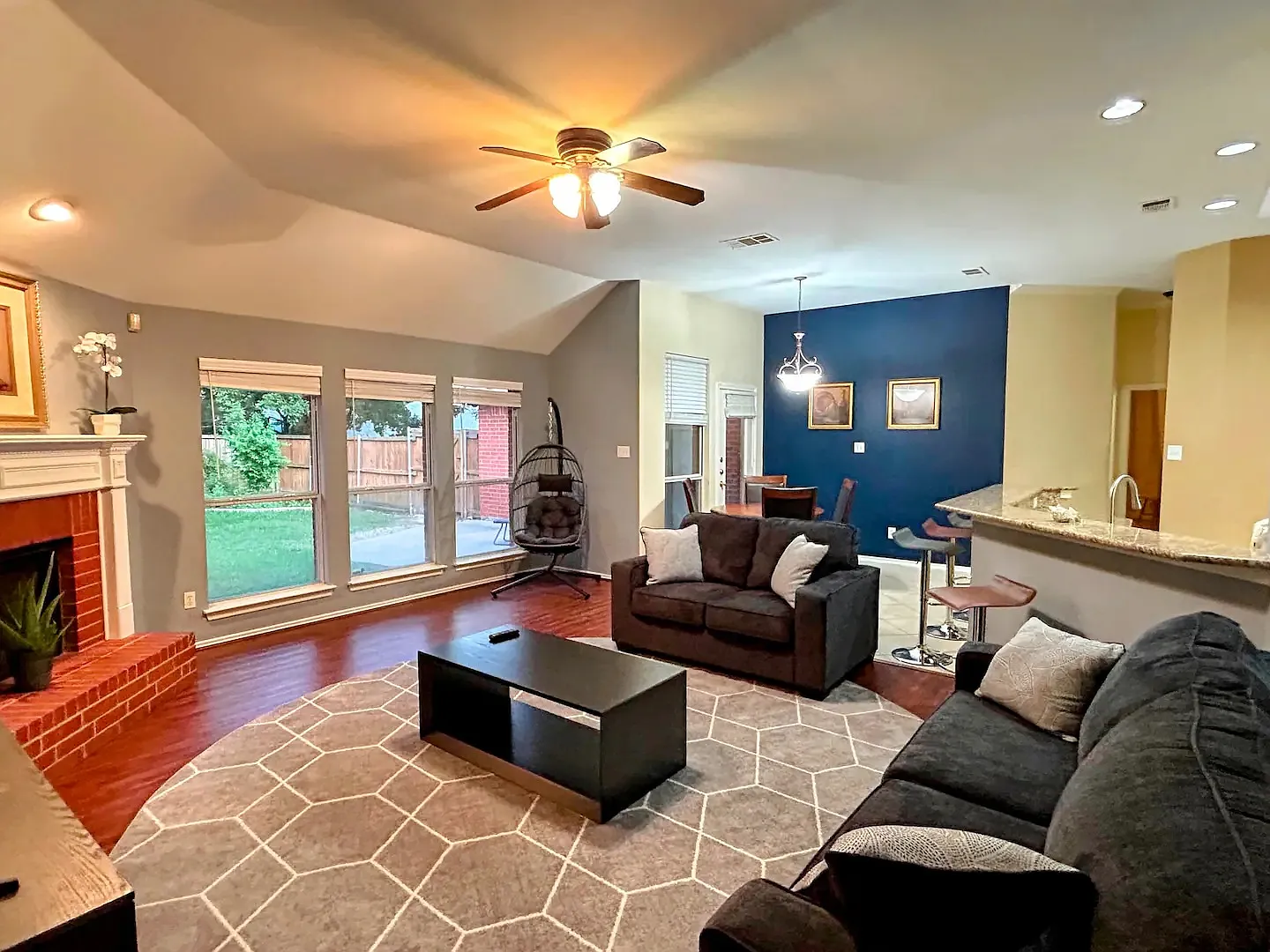 4 bed, 2345 sqft, $4,500 — Photo 4