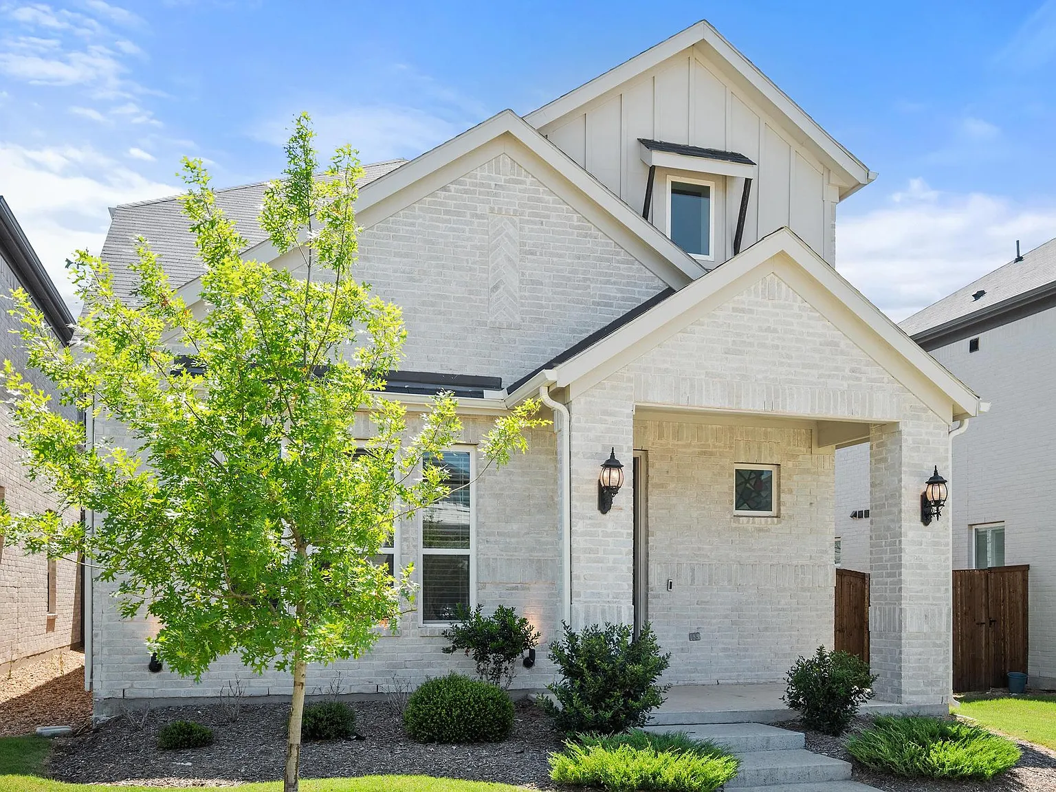 5 bed, 2.5 bath, 2402 sqft, $3,000 — Photo 2