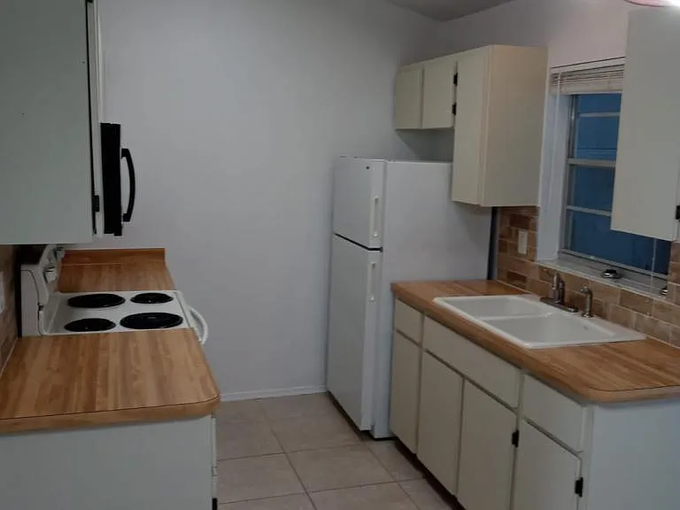 2095 & B Como St #A — Photo 9