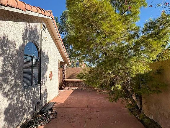 3rd image of 42 Quiet Desert Ln