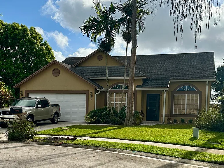112 Princess Ct — Photo 1
