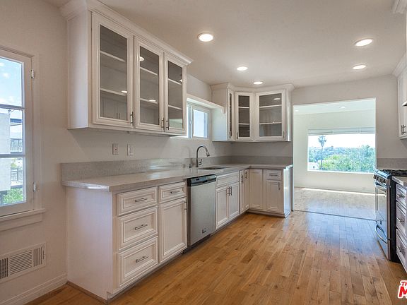5th image of 940 Micheltorena St