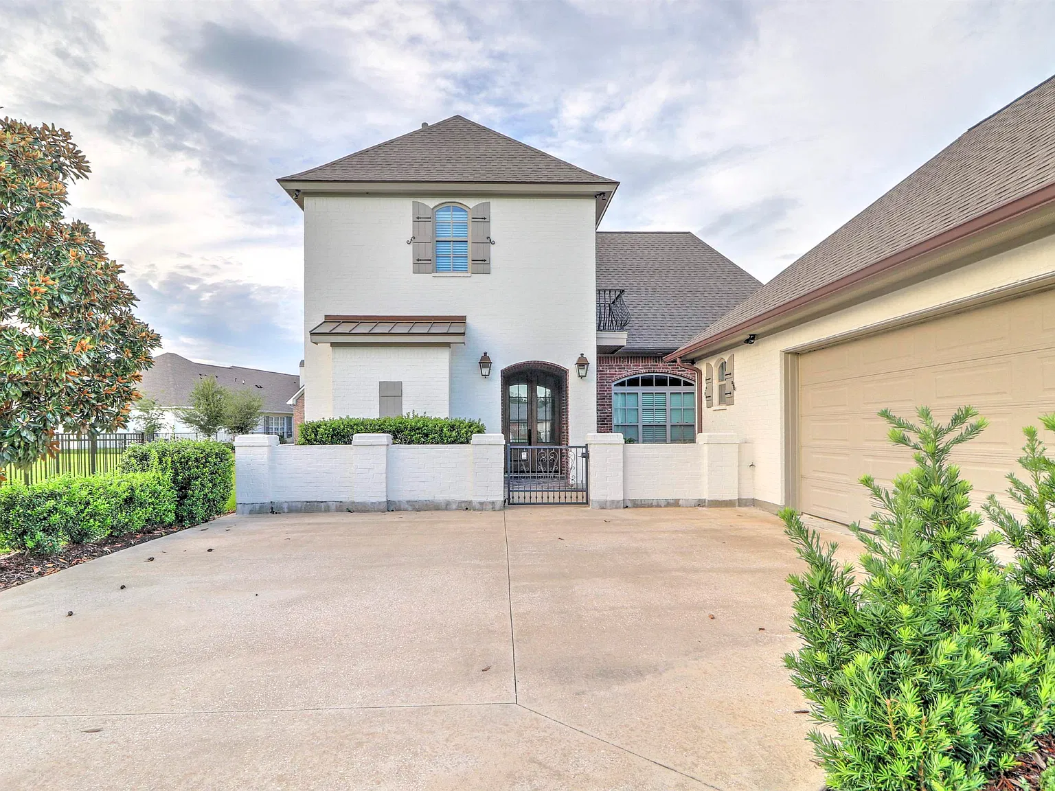 4 bed, 3.5 bath, 2714 sqft, $4,200 — Photo 1