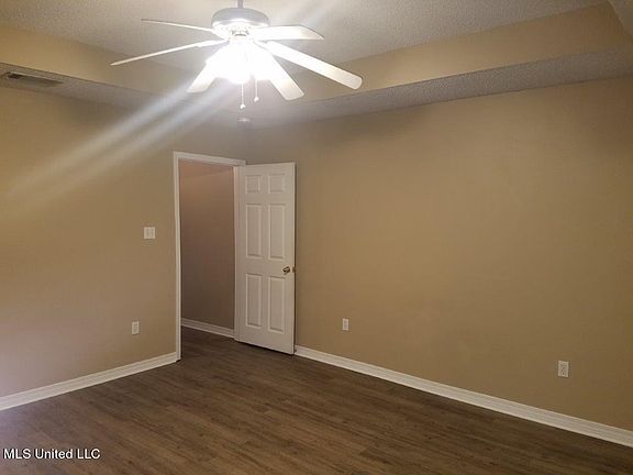 3rd image of 976 Greystone Dr #25B
