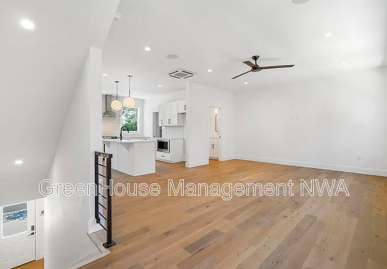 627 SW C St — Photo 2