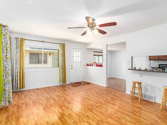 4th image of 29W542 Winchester Cir N #24