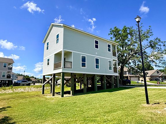 3rd image of 759 Bay Breeze Dr