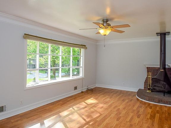 5th image of 371 Village Green Ct
