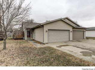 201 Wintergreen Dr, Chatham, IL 62629