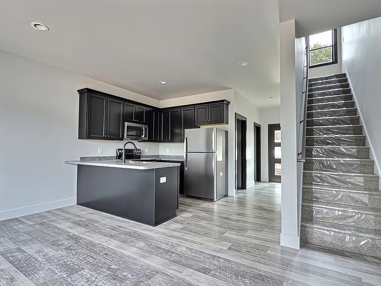401 Memorial Rd #4 — Photo 4