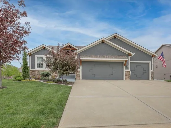 19423 Newcastle St, Spring Hill, KS 66083