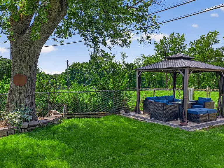 8 Coyles Ct — Photo 40