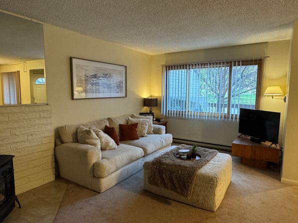 8 Redwood Ct
