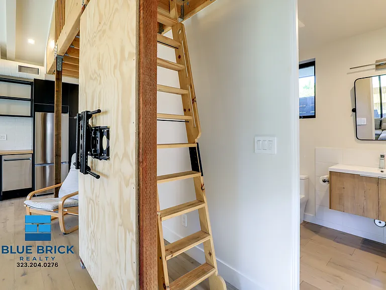 14120 Archwood St — Photo 20