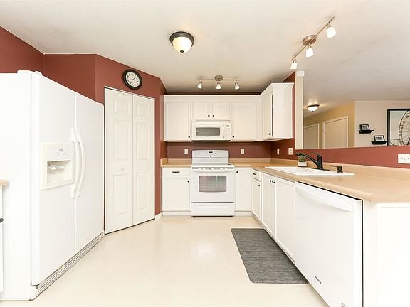 4th image of 925 Primrose Ln