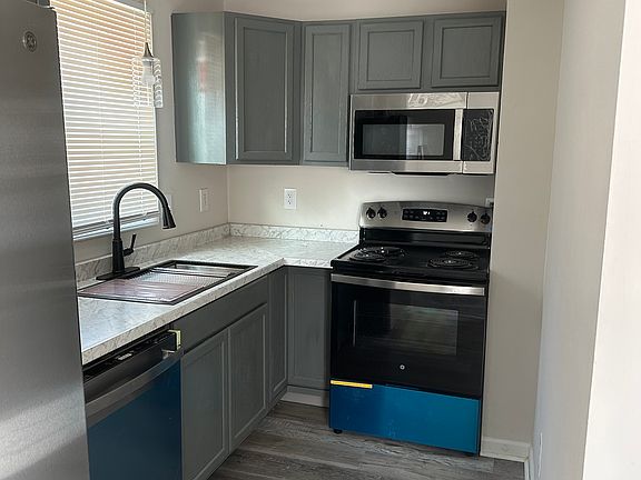 3rd image of 200 Charles St