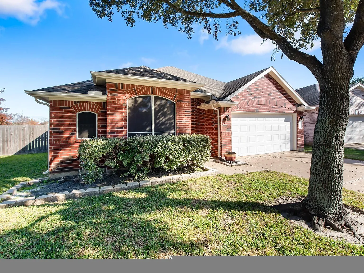 3 bed, 2.0 bath, 1913 sqft, $2,300 — Photo 2