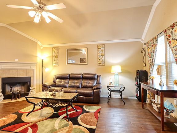4th image of 933 Heston Cir