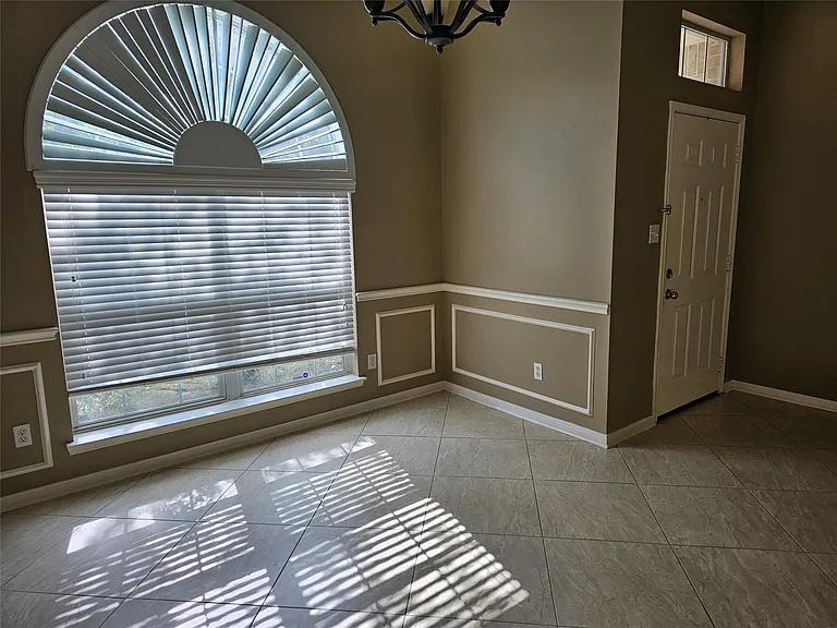 27182 Kings Manor Dr S — Photo 7