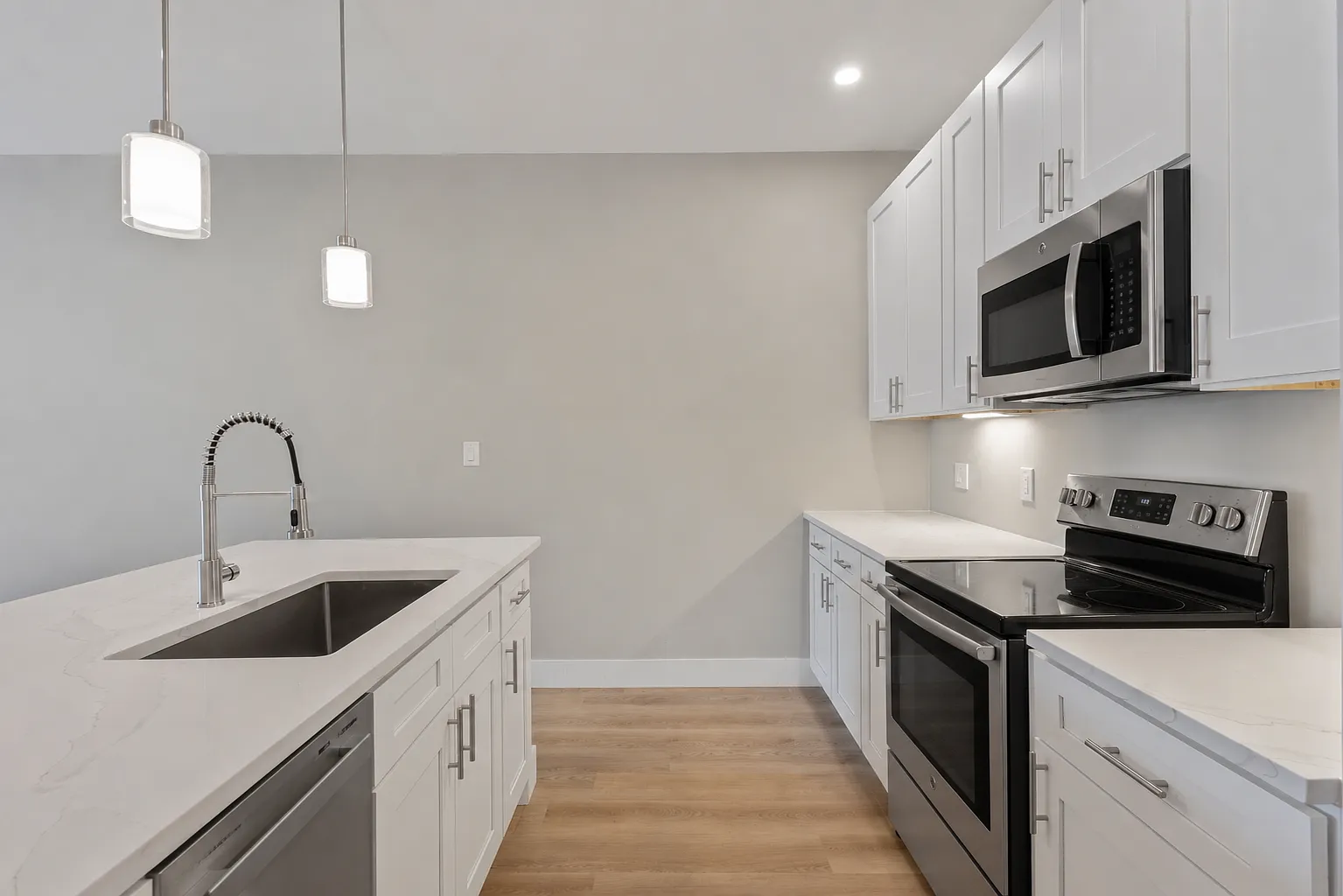 1 bed, 704 sqft, $3,030 — Photo 4