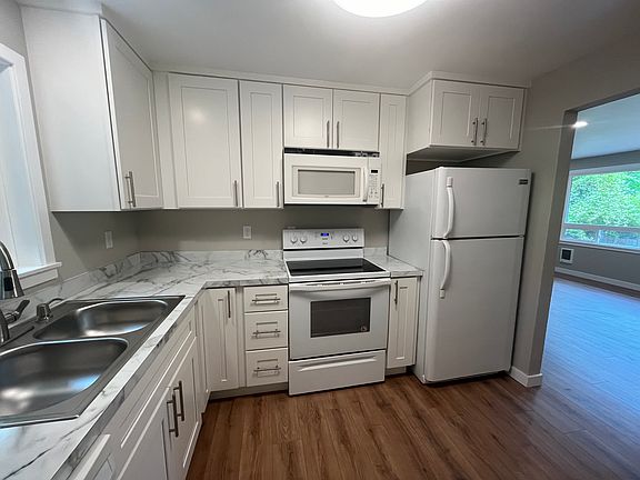 New shake cabinets, countertops and flooring through out