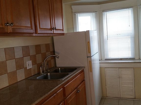 3rd image of 1116 E Ocean Blvd